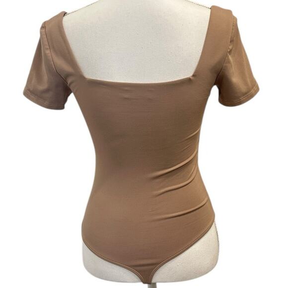 Aritzia Babaton Contour Square Neck Bodysuit Tan Short Sleeve Basic Layer Medium - Picture 3 of 11